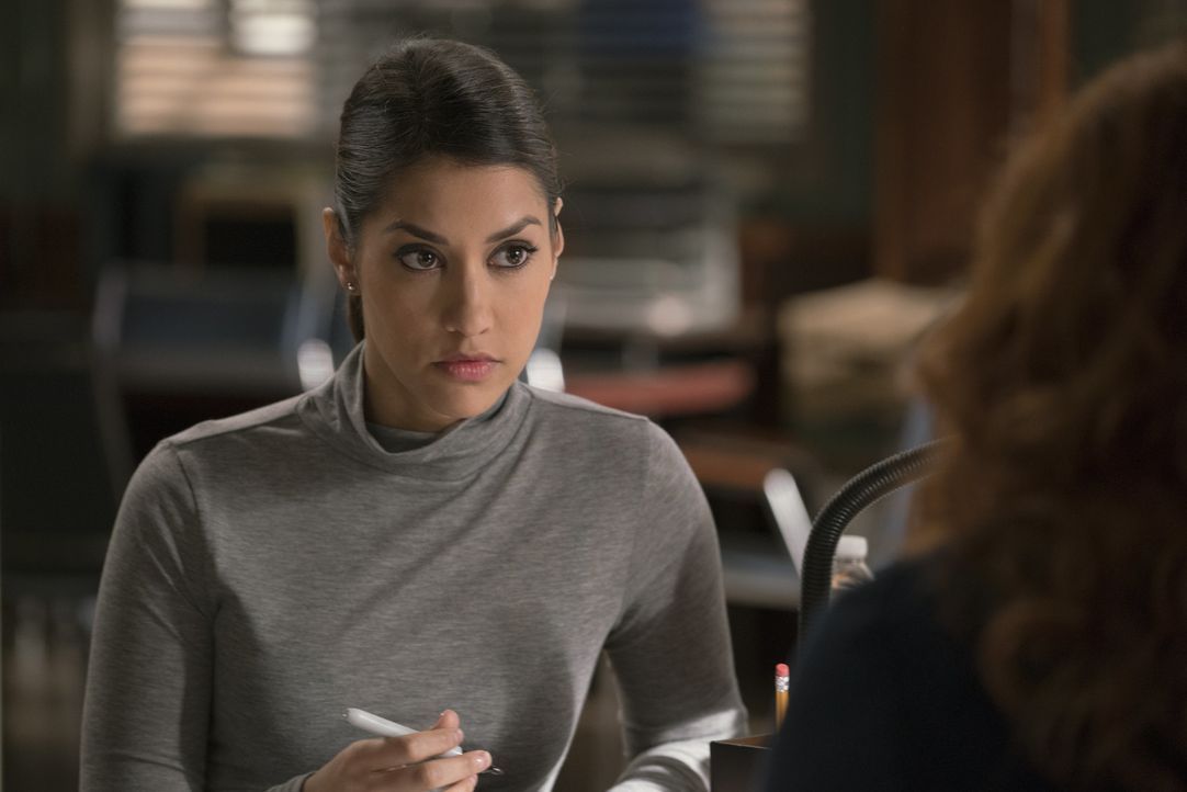 Als ihre Kollegin in Lebensgefahr gerät, müssen Meredith (Janina Gavankar) und das Team feststellen, dass ihre Einschätzungen hinsichtlich des Morde... - Bildquelle: 2015 Warner Bros. Entertainment, Inc.
