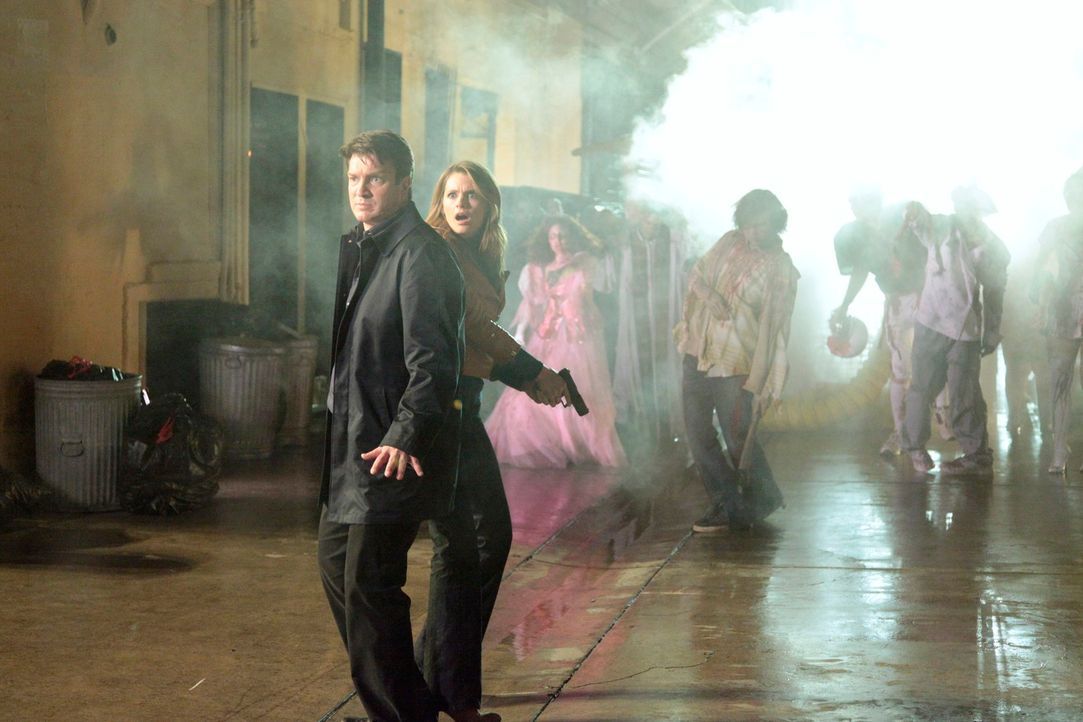 Richard Castle (Nathan Fillion, l.) und Kate Beckett (Stana Katic, 2.v.l.) werden von einer ganzen Horde Zombies umzingelt ... - Bildquelle: 2012 American Broadcasting Companies, Inc. All rights reserved.