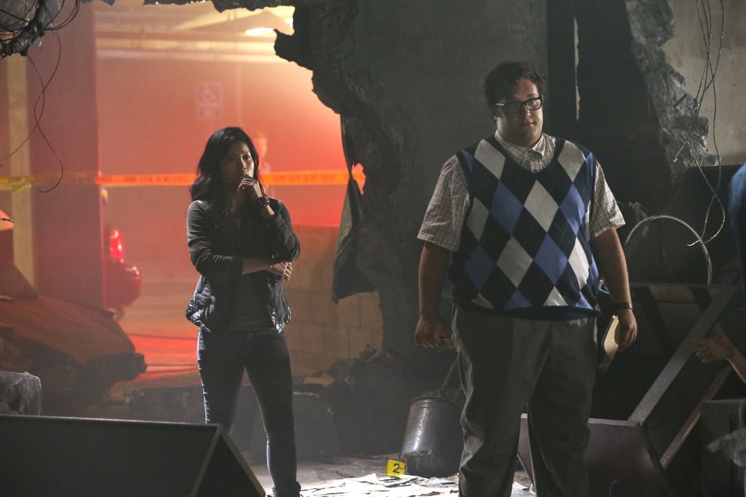 Kommen Happy (Jadyn Wong, l.) und Sylvester (Ari Stidham, r.) mit ihrer Hilfe zu spät? - Bildquelle: Michael Yarish 2014 CBS Broadcasting, Inc. All Rights Reserved / Michael Yarish