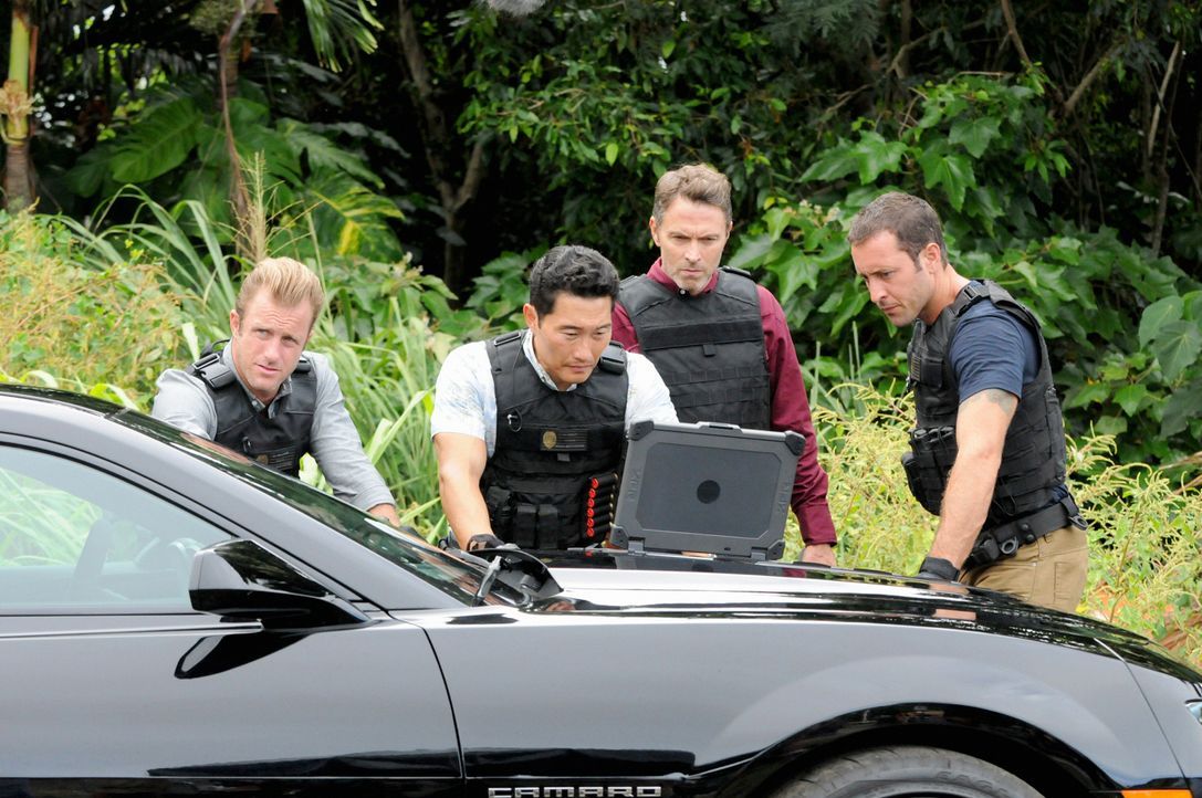 Während Adam und Kono um ihr Leben kämpfen, ermitteln Danny (Scott Caan, l.), Chin (Daniel Dae Kim, 2.v.l.) und Steve (Alex O'Loughlin, r.) in einem... - Bildquelle: 2013 CBS BROADCASTING INC. All Rights Reserved.