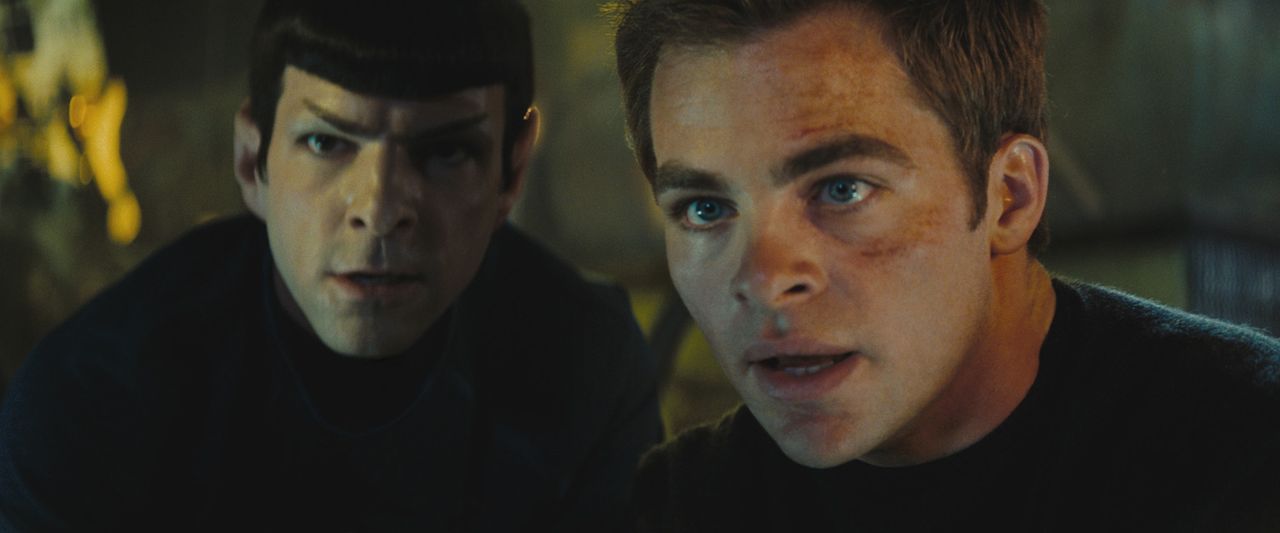 Kirk (Chris Pine, r.) und Spock (Zachary Quinto, l.) sind zunächst erbitterte Konkurrenten. Während sich Kirk auf sein Bauchgefühl verlässt, geh... - Bildquelle: Paramount Pictures