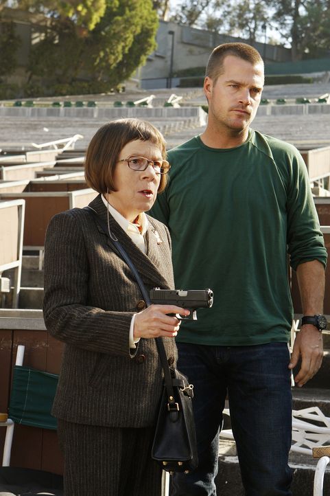Ein neuer Fall beschäftigt Hetty (Linda Hunt, l.) und Callen (Chris O'Donnell, r.) ... - Bildquelle: CBS Studios Inc. All Rights Reserved.