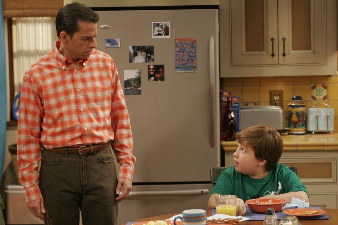 Ahnen nicht, dass es Berta auf Alans Zimmer abgesehen hat: Jake (Angus T. Jones, r.) und Alan (Jon Cryer, l.) ... - Bildquelle: Warner Brothers Entertainment Inc.