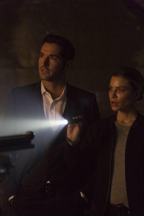 Lucifer (Tom Ellis, l.) und Chloe (Lauren German, r.) ermitteln in einem Fall, bei dem der Täter seine Opfer für die Demütigung anderer bestraft. Ei... - Bildquelle: 2016 Warner Brothers