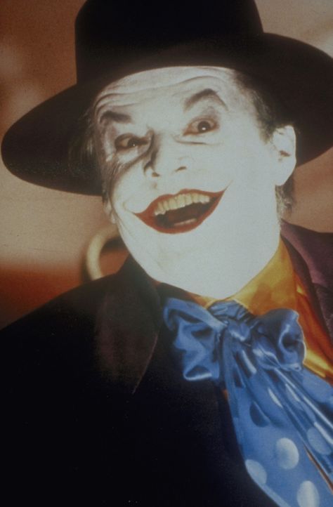 Der Killer Napier (Jack Nicholson) gerät in eine tödliche Falle. Nun treibt er als "Joker" sein Unwesen und macht die gesamte Stadt unsicher ... - Bildquelle: Warner Bros.