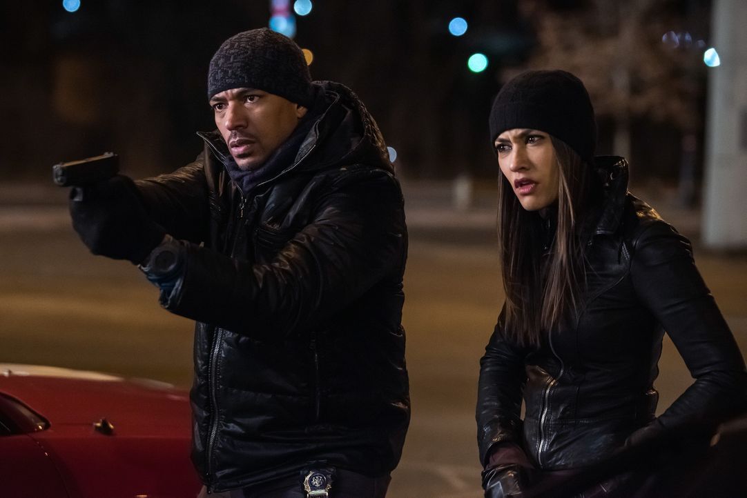 Müssen eine Bande von Bankräubern aufhalten, um einen Mordfall aufzulösen: Meredith (Janina Gavankar, r.) und Billy (Laz Alonso, l.) ... - Bildquelle: Warner Bros. Entertainment, Inc.