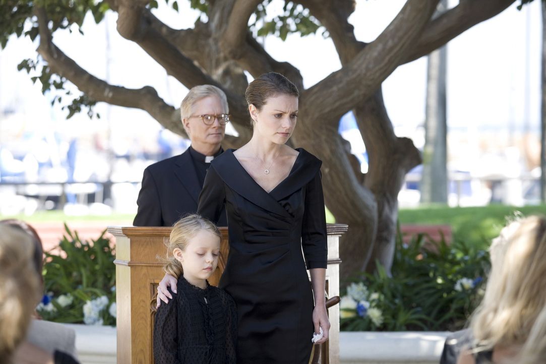 Nehmen Abschied von ihrem Ehemann und Vater: Jennifer (Lisa Brenner, r.) und Julie Sands (Jade Pettyjohn, l.) ... - Bildquelle: Warner Bros. Television