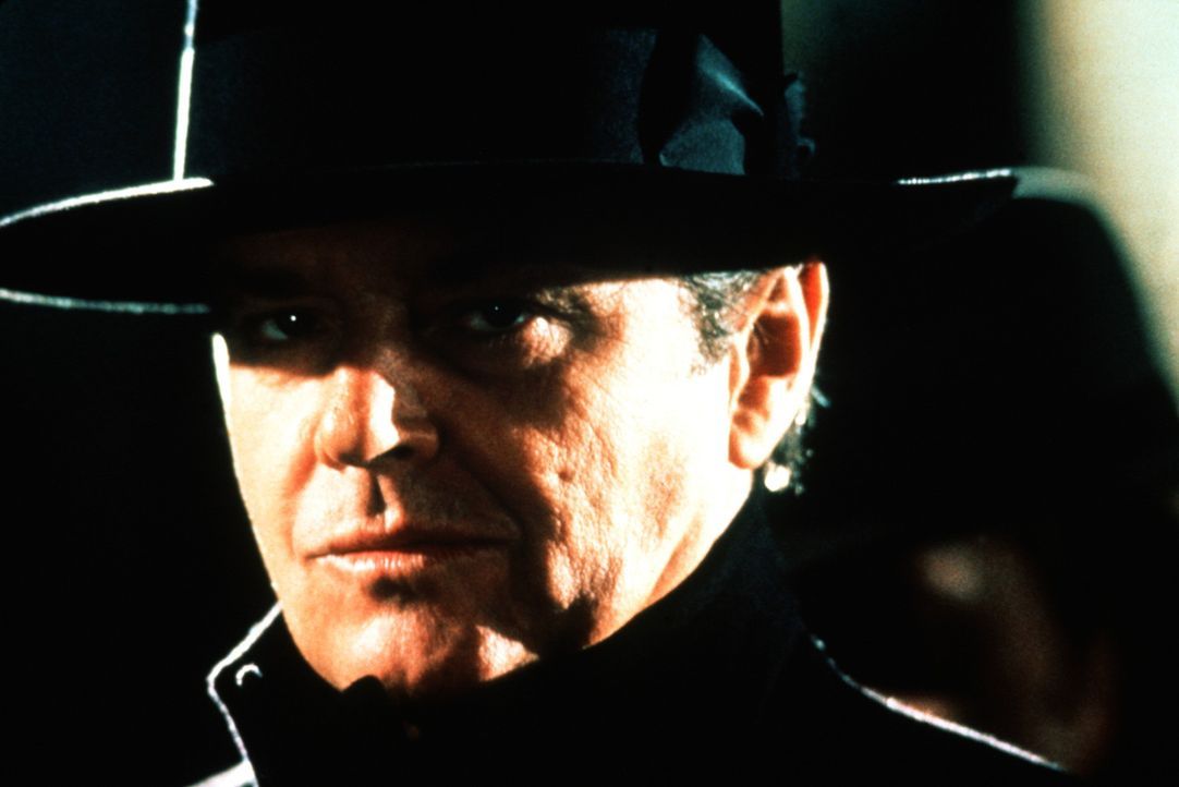 Der Killer Napier (Jack Nicholson) gerät in eine Falle. Als "Joker" macht er daraufhin die Stadt unsicher. - Bildquelle: Warner Bros.