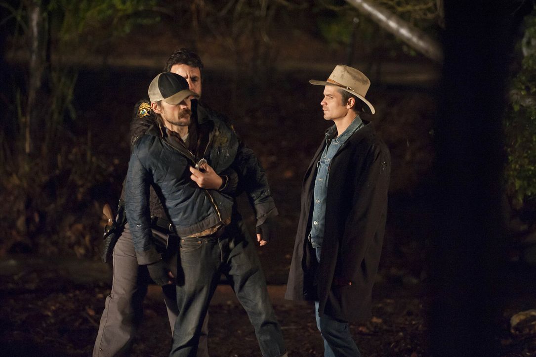 Doyle (Joseph Lyle Taylor, l.) führt Raylan Givens (Timothy Olyphant, r.) zu Dickie (Jeremy Davies, M.) der das Leben von Helen auf dem Gewissen ha...