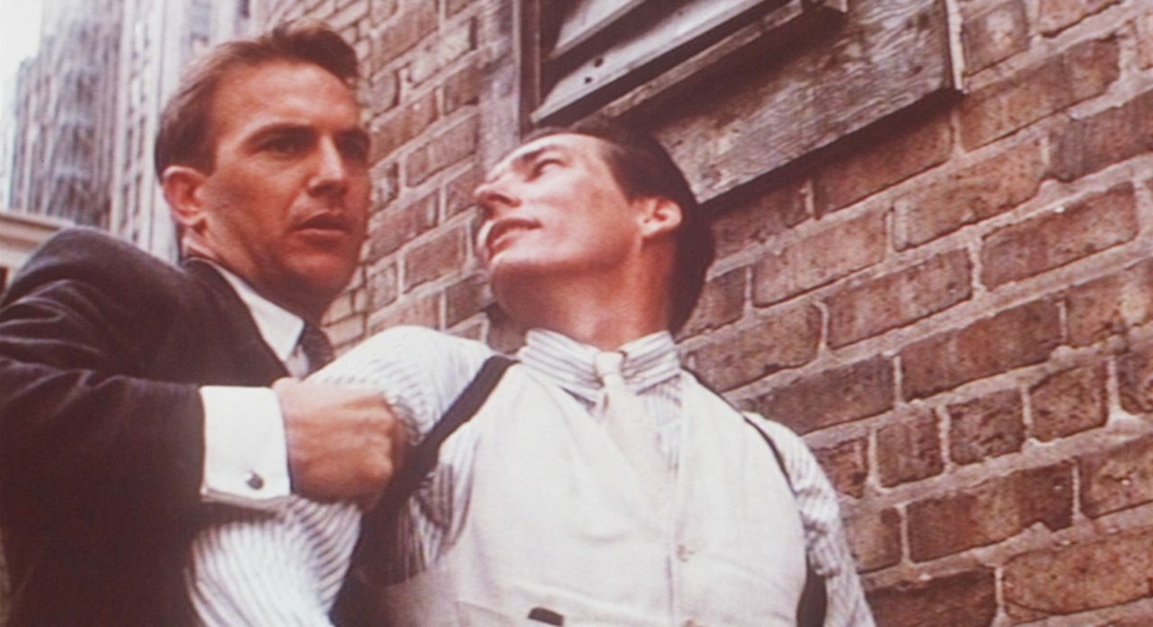 Eliot Ness (Kevin Costner, l.) bedroht al Capones Stellvertreter Frank Nitti (Billy Drago, r.) ... - Bildquelle: Paramount Pictures