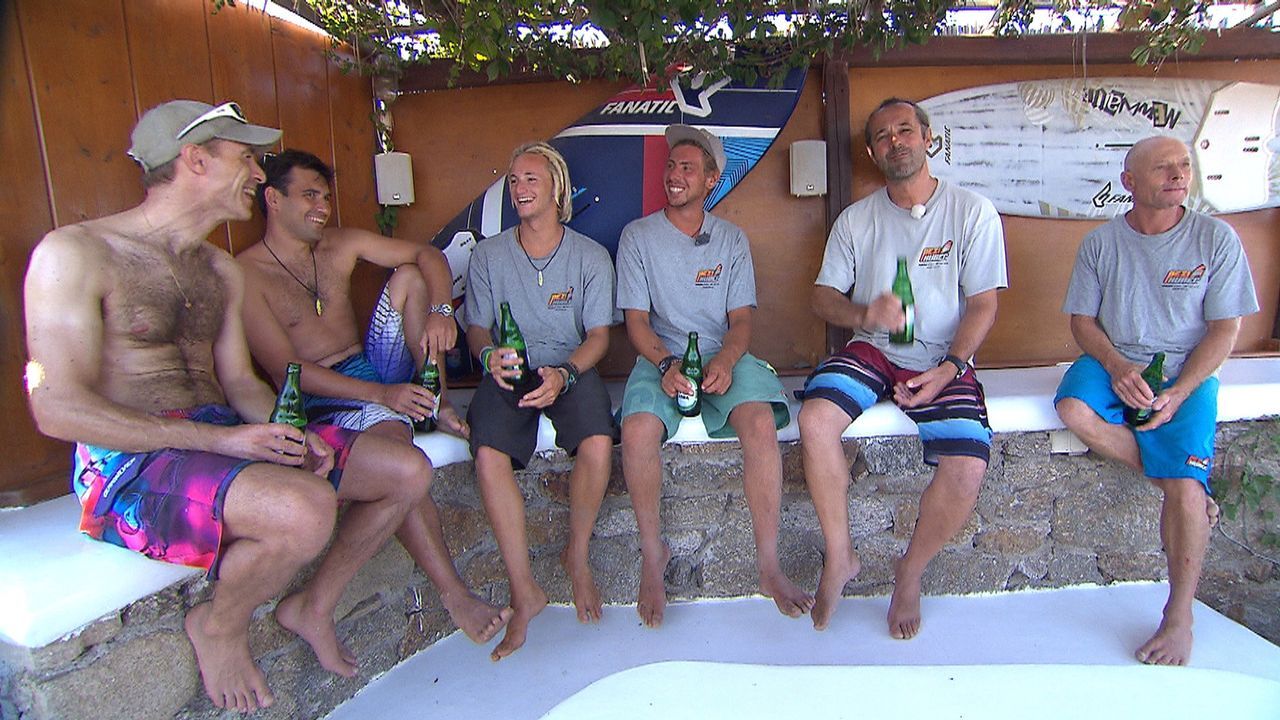 Die Surflehrer Fabian (3.v.l.) und Stefan 3.v.r.) haben ihre erste Saison auf Mykonos und genießen mit ihren Kollegen ihr Leben am Kalafati Strand .... - Bildquelle: kabel eins