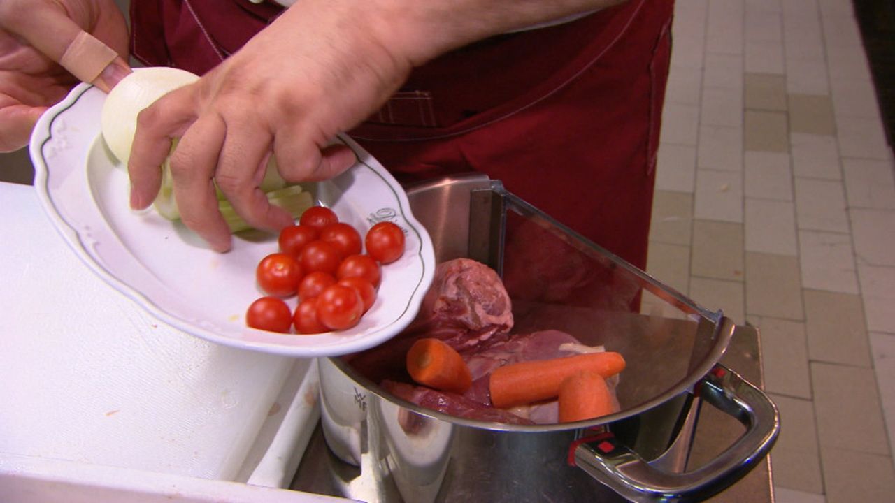 Eine kulinarische Reise durch Italien: Bollito misto aus Bologna, verschiedene gekochte Fleischsorten der Superlative. Ein absolutes Muss für alle... - Bildquelle: kabel eins