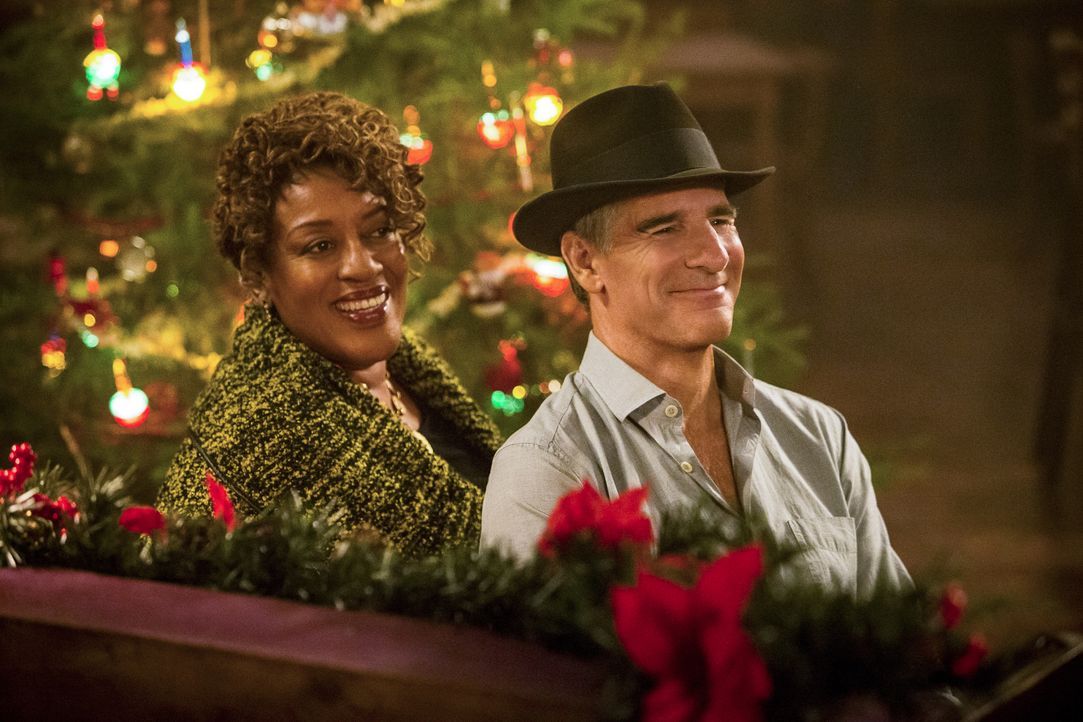 Erleben ein ganz besonderes Weihnachtsfest: Wade (CCH Pounder, l.) und Pride (Scott Bakula, r.) ... - Bildquelle: Skip Bolen 2015 CBS Broadcasting, Inc. All Rights Reserved / Skip Bolen