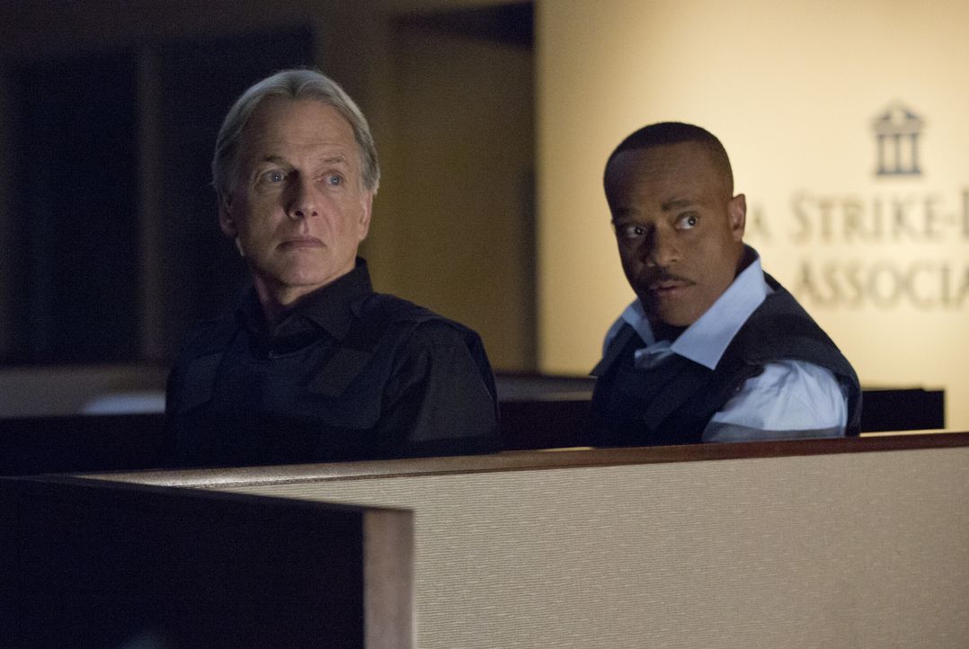 Vance (Rocky Carroll, l.) schließt sich mit Gibbs (Mark Harmon, r.) und dem restlichen Team zusammen und kehrt in den Außendienst zurück, um einen M... - Bildquelle: Monty Brinton CBS Television / Monty Brinton