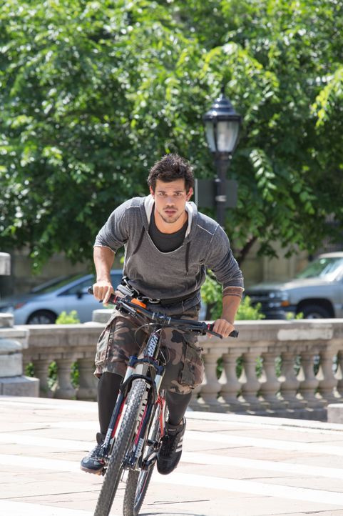Cam (Taylor Lautner) - der schnellste Typ auf zwei Rädern, den New York zu bieten hat - will es nicht bei seinem Fahrradkurier-Dasein belassen, sond... - Bildquelle: David Dougan 2013 Melbarken Inc / David Dougan