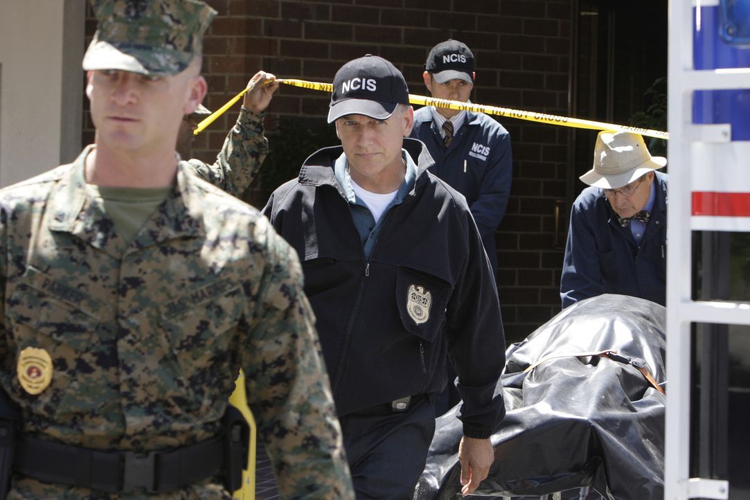 Ein Wachmann einer Bank auf dem Navy-Stützpunkt in Quantico wird bei einem Überfall erschossen. Gibbs (Mark Harmon, 2.v.l.), Ducky (David McCallum,... - Bildquelle: CBS Television