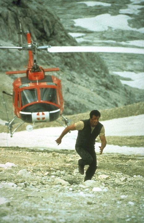 Gabe Walker (Sylvester Stallone), Leiter des Rettungsteams im Rocky-Mountain-Nationalpark, muss vor einer Verbrecherbande fliehen, die den Hubschrau... - Bildquelle: 1993 Cliffhanger B.V. All Rights Reserved.