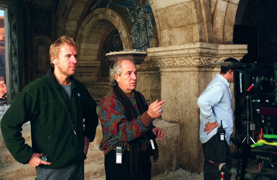 Hinter den Kulissen: Regisseur Renny Harlin (links) bespricht sich mit Kameramann Vittorio Storaro (rechts)... - Bildquelle: Warner Brothers