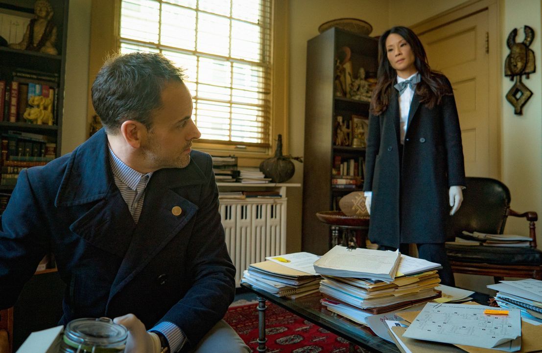Müssen einen neuen Mordfall aufdecken: Sherlock Holmes (Jonny Lee Miller, l.) und Joan Watson (Lucy Liu, r.) ... - Bildquelle: Michael Parmelee 2015 CBS Broadcasting Inc. All Rights Reserved.