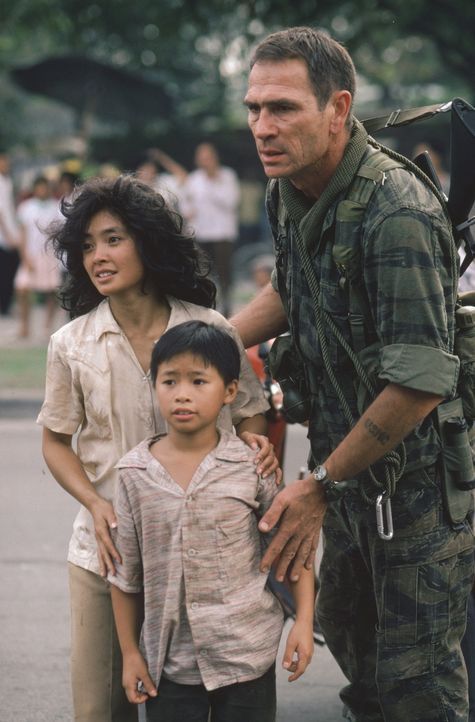 Mit der Hilfe von Steve (Tommy Lee Jones, r.) kann Le Ly (Hiep Thi Le, l.) mit ihren Geschwistern nach Amerika entkommen ... - Bildquelle: Warner Bros.