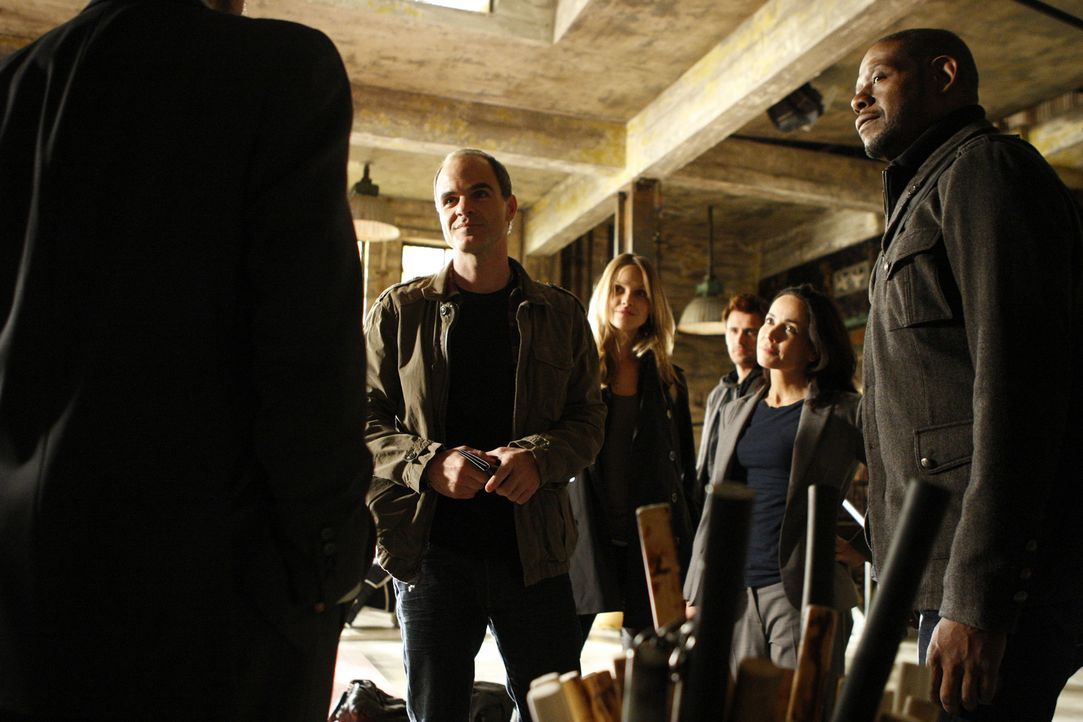 Als ein achtjähriges Mädchen entführt wird, werden John (Michael Kelly, l.), Beth (Janeane Garofalo, 2.v.r.), Sam (Forest Whitaker, r.), Gina (Beau... - Bildquelle: ABC Studios