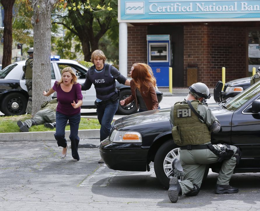 Im Einsatz gegen das Böse: Deeks (Eric Christian Olsen, 2.v.l.) ... - Bildquelle: Robert Voets CBS Studios Inc. All Rights Reserved.