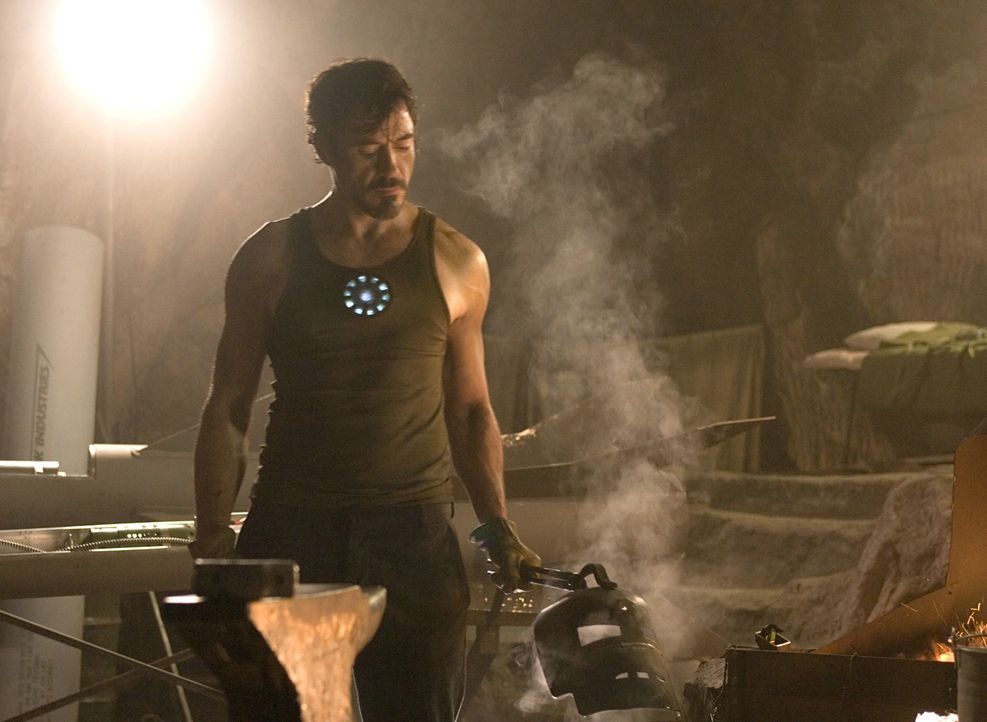 Nachdem Tony Stark (Robert Downey jr.) erkannt hat, dass die Waffen seines Unternehmens "Stark Industries" durch illegalen Handel nicht nur in die H... - Bildquelle: © 2008 MVL Film Rinance LLC. All Rights reserved.