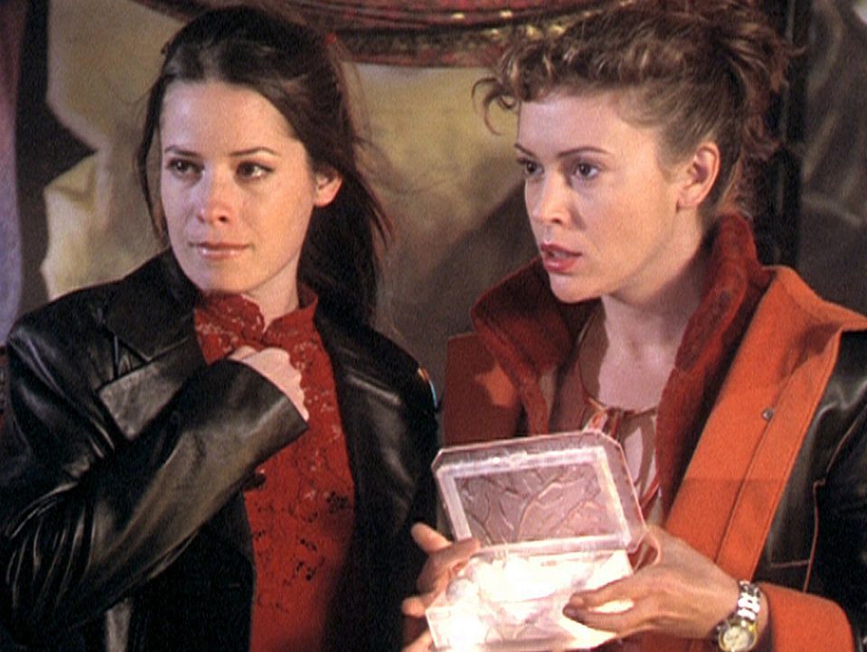 Phoebe (Alyssa Milano, r.) und Piper (Holly Marie Combs, l.) öffnen die Box, die die sieben Todsünden in Form kleiner Kugeln enthält. - Bildquelle: Paramount Pictures