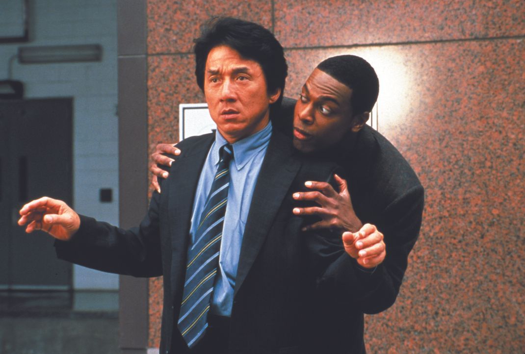 Während ihres Urlaubs in Honkong stolpern die Ermittler Lee (Jackie Chan, l.) und Carter (Chris Tucker, r.) über einen neuen Fall ... - Bildquelle: Warner Bros.