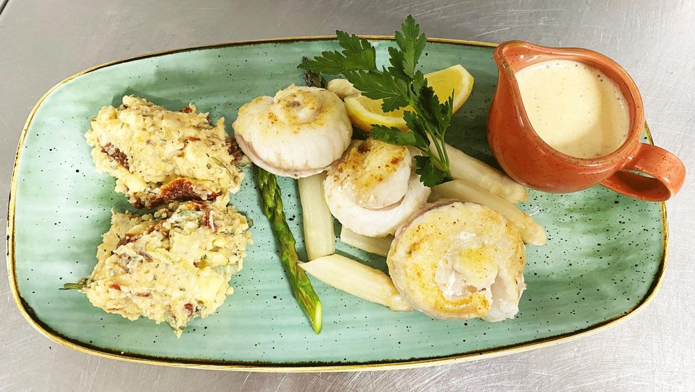 Medaillons vom Seeteufel an Sauce Béarnaise mit zweierlei Spargel und