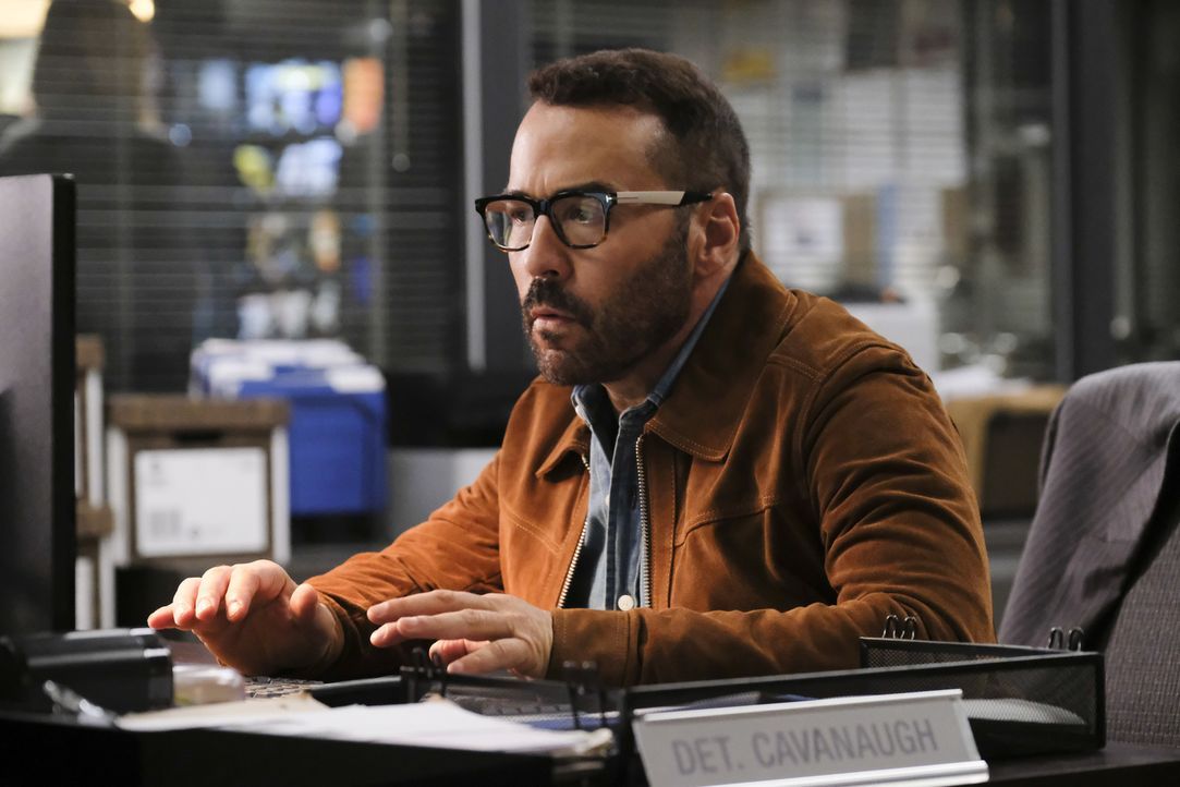 Jeffrey (Jeremy Piven) und seine Ex-Frau geraten aneinander, als private Informationen über ihre verstorbene Tochter den Weg in Sophes Datenbank fin... - Bildquelle: Darren Michaels Darren Michales   2017 CBS Broadcasting, Inc. All Rights Reserved.