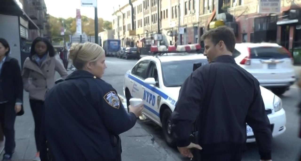 Die Straßen New Yorks sind Jankos (Vanessa Ray, l.) und Jamies (Will Estes, r.) zu Hause. Ihr Tag auf Streife beginnt friedlich, doch das wird sich... - Bildquelle: 2015 CBS Broadcasting Inc. All Rights Reserved.