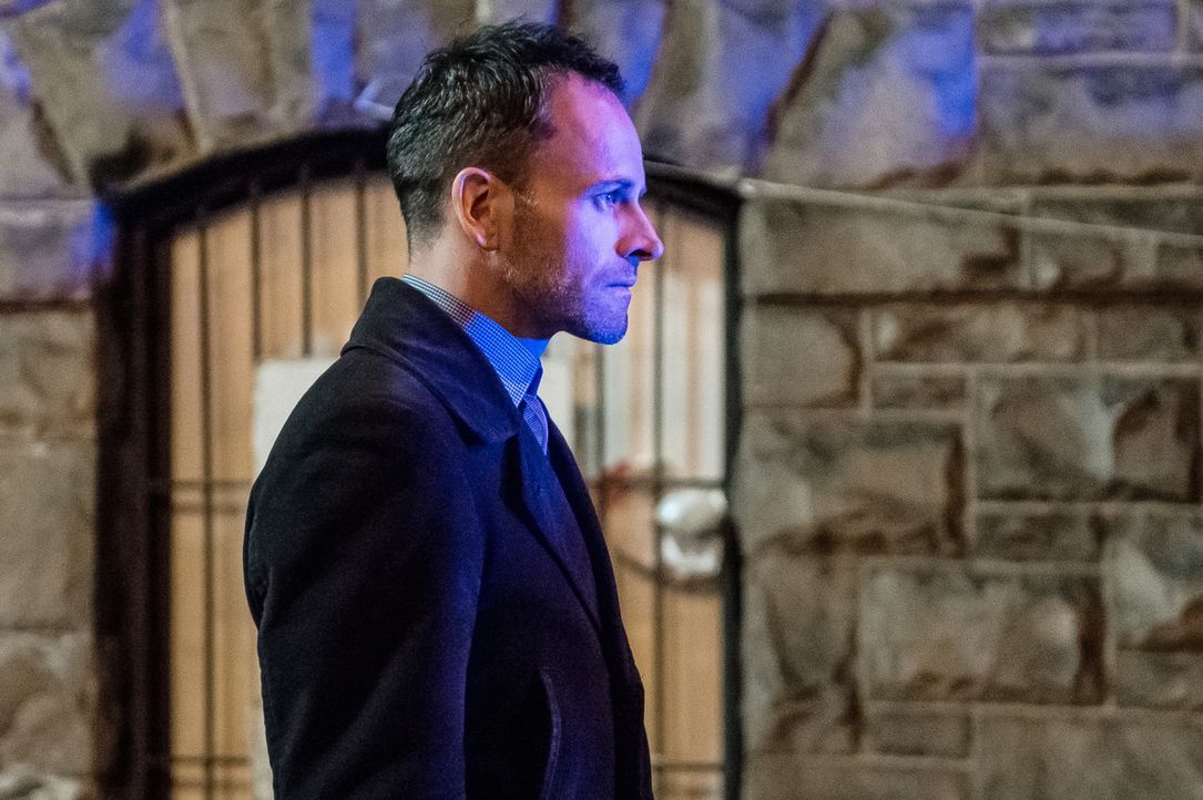 Holmes (Jonny Lee Miller) hofft, dass ein Besuch bei Moriarty im Gefängnis ihm Aufschluss für seine Ermittlungen bringen wird ... - Bildquelle: CBS Television