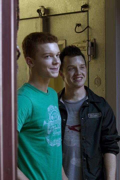Ein absolut ungleiches Paar: Mickey (Noel Fisher, r.) und Ian (Cameron Monaghan, l.) ... - Bildquelle: 2010 Warner Brothers