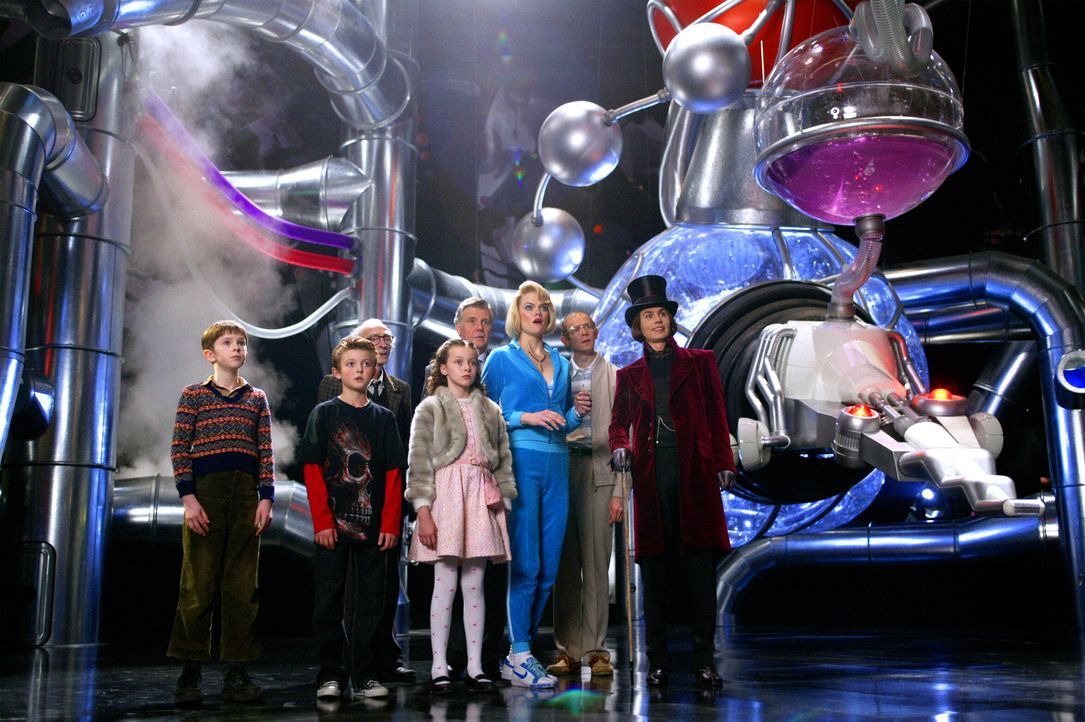 Der Schokoladenfabrikant Willy Wonka (Johnny Depp, r.) verschenkt fünf Tickets für eine Führung durch seine Fabrik. Bei der Besichtigung erleben die... - Bildquelle: © Warner Bros. Pictures