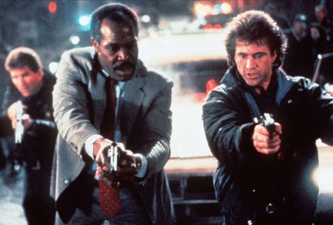 Gemeinsam sind sie unschlagbar: Murtaugh (Danny Glover, 2.v.r.) und Riggs (Mel Gibson, r.) schaffen es, eine ganze Drogenbande lahm zu legen ... - Bildquelle: Warner Brothers International