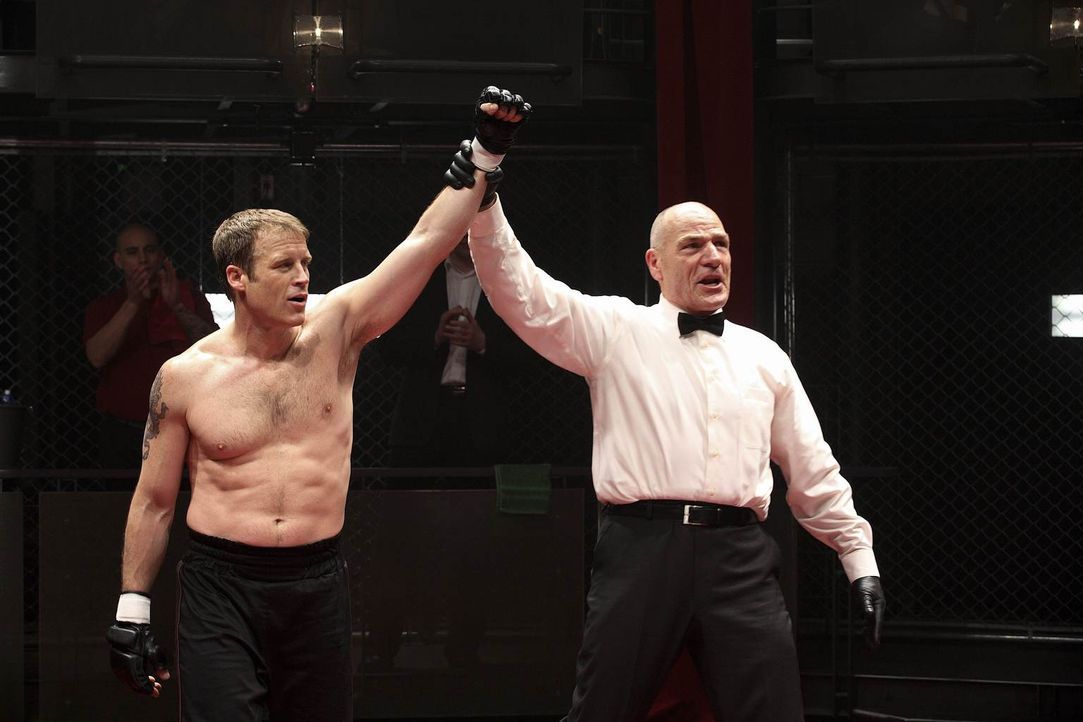 Geht als Sieger aus dem Ring: Christopher Chance (Mark Valley, l.) ... - Bildquelle: Warner Brothers