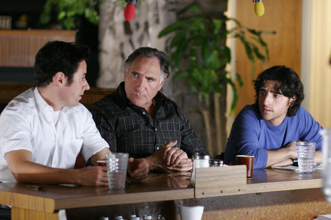 Gehen den Fall von Finn Montgomery noch einmal durch: Don (Rob Morrow, l.), Charlie (David Krumholtz, r.) und Alan (Judd Hirsch, M.) ... - Bildquelle: Paramount Network Television