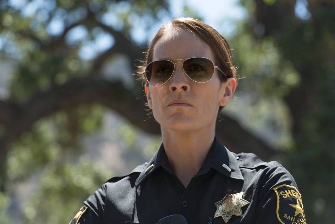 Weiß nicht, ob sie Wayne vertrauen kann, was seine Beschattungsqualitäten betrifft: Sheriff Althea Jarry (Annabeth Gish) ... - Bildquelle: Prashant Gupta 2013 Twentieth Century Fox Film Corporation and Bluebush Productions, LLC. All rights reserved.