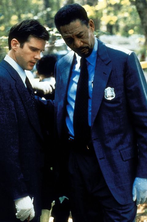 Welche Rolle spielt der ermittelnde Beamte Nick Ruskin (Cary Elwes, l.)? Der Polizeipsychologe Alex Cross (Morgan Freeman, r.) weiß nicht, wie er d... - Bildquelle: Paramount Pictures