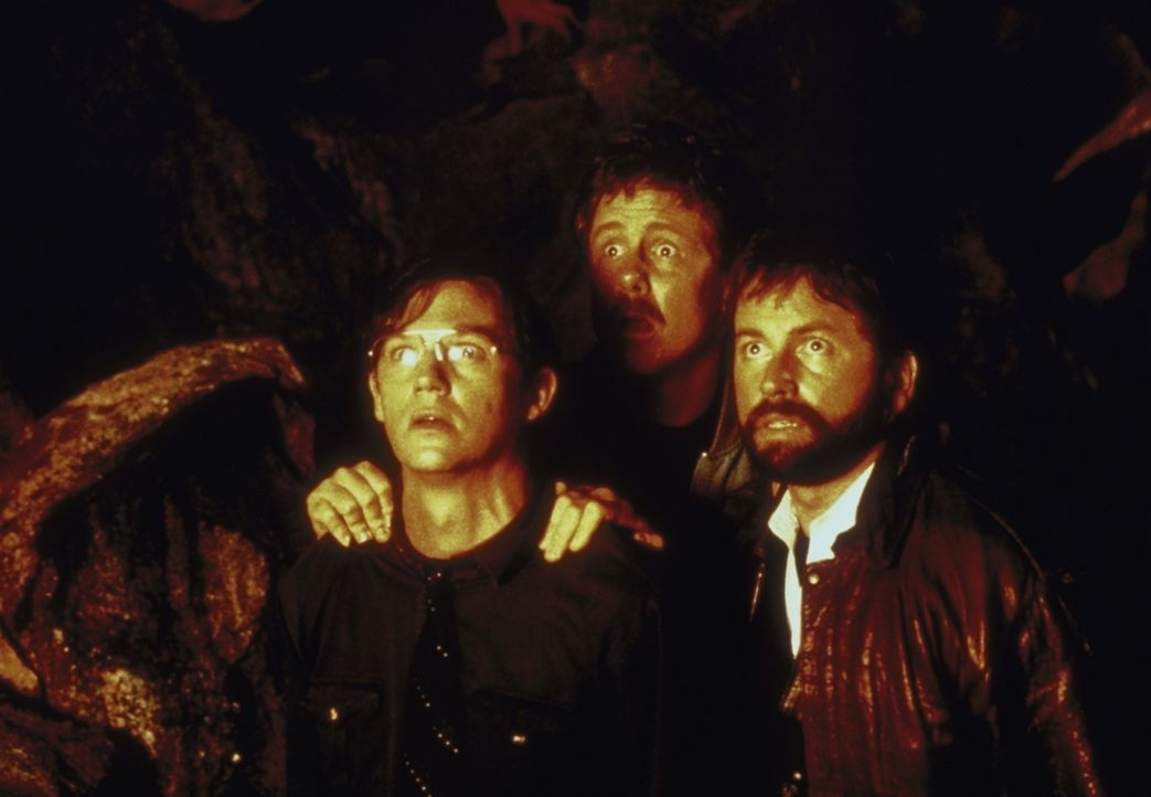 Plötzlich stehen Bill (Richard Thomas, l.), Richie (Dennis Christopher, M.) und Ben (John Ritter, r.) Pennywise gegenüber. - Bildquelle: Warner Bros.