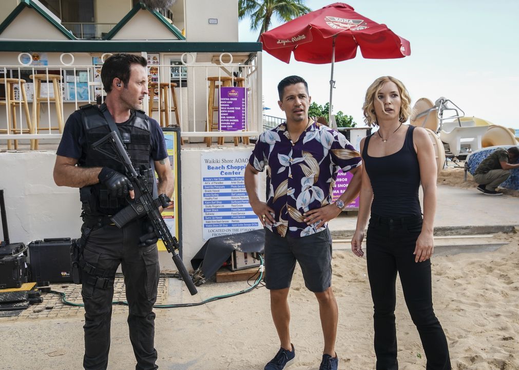 (v.l.n.r.) Steve McGarrett (Alex O'Loughlin); Thomas Magnum (Jay Hernandez); Juliett Higgins (Perdita Weeks) - Bildquelle: Karen Neal 2019 CBS Broadcasting, Inc. All Rights Reserved. / Karen Neal