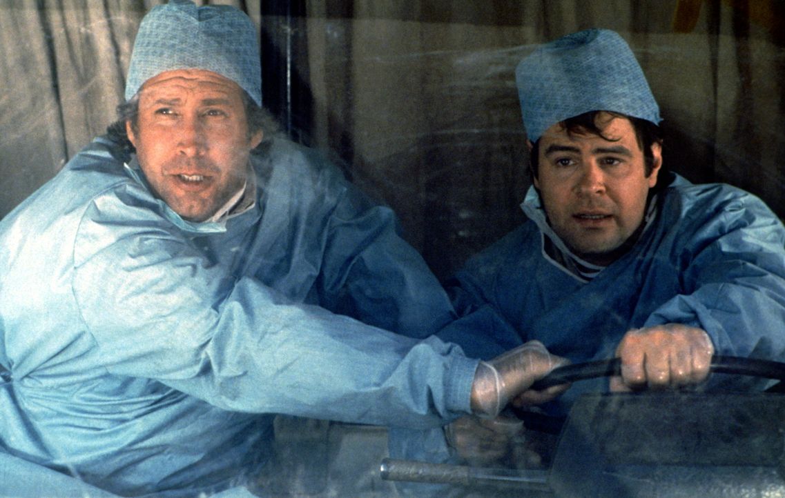 In geheimer Mission unterwegs, werden Austin (Dan Aykroyd, r.) und Emmett (Chevy Chase, l.) mit einem berühmten Chirurgenteam verwechselt. Nun solle... - Bildquelle: Warner Bros.