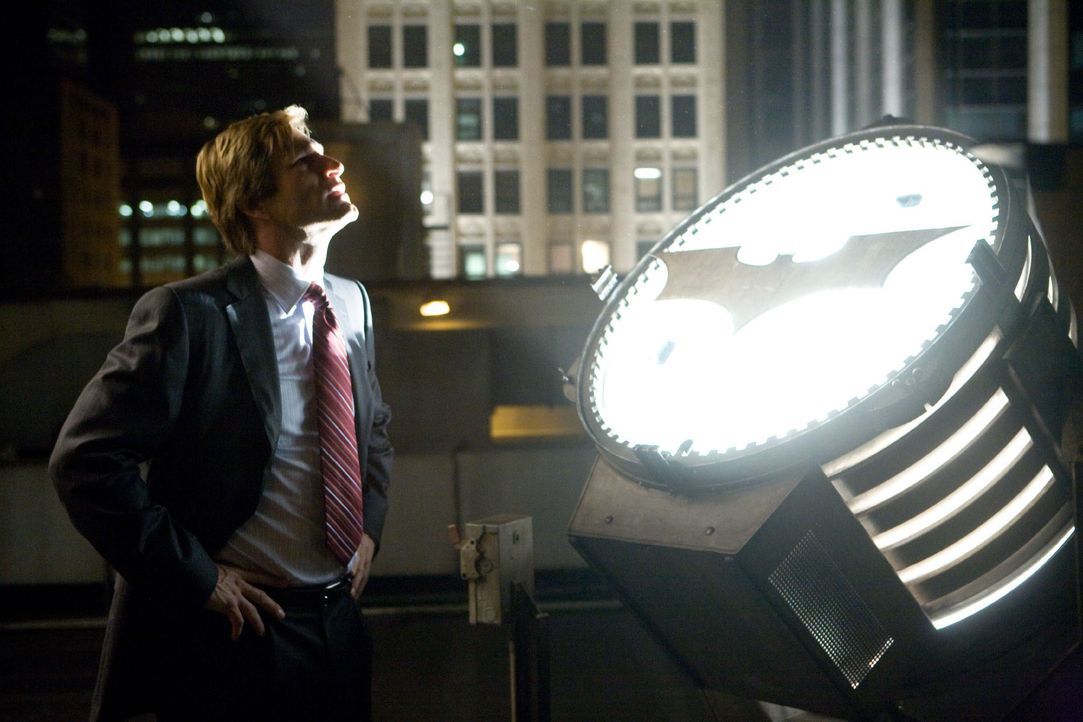 Staatsanwalt Harvey Dent (Aaron Eckhart) verliert den Glauben an das Gute ... - Bildquelle: © Warner Bros.