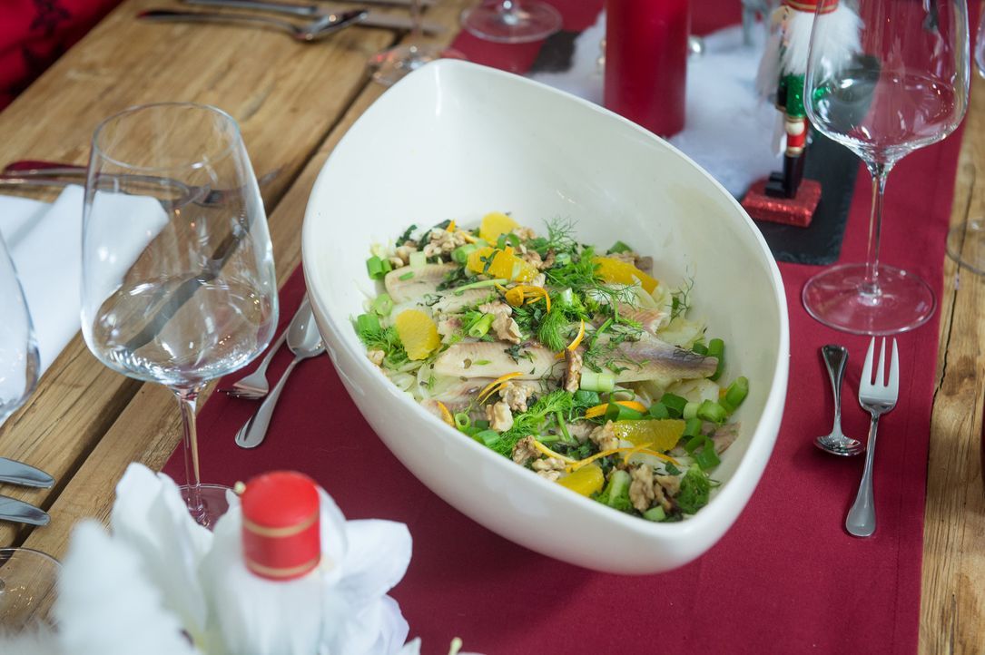 Wer noch keine Idee für das Festessen hat, kann sich von Frank Rosins Vorspeise, einem Fenchel-Orangen-Salat mit warmer Räucherforelle, inspirieren... - Bildquelle: Claudius Pflug SAT.1