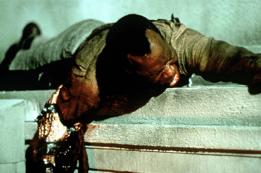 Harrigan (Danny Glover) hat's im Kampf gegen den Außerirdischen wahrlich nicht leicht ... - Bildquelle: 1990 Twentieth Century Fox Film Corporation.