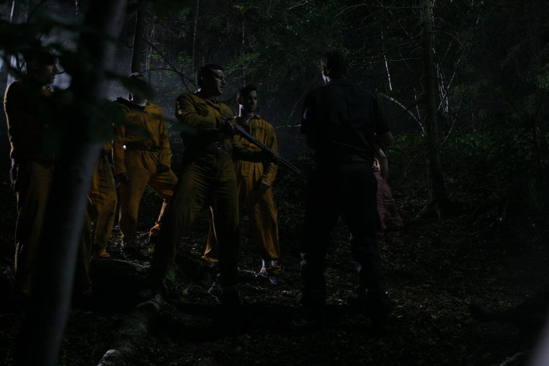 Mitten in der Nacht wird der Gefangenentransport mit den sechs Häftlingen und den zwei Wachen überfallen. Die Männer treten die Flucht in die Wälder... - Bildquelle: Constantin Film Verleih GmbH.