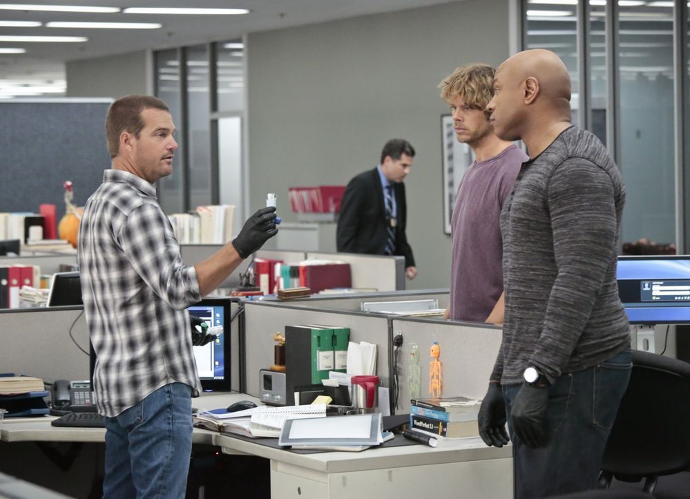 Ein neuer Fall wartet auf Callen (Chris O'Donnell, l.), Sam (LL Cool J, r.) und Deeks (Eric Christian Olsen, 2.v.r.) ... - Bildquelle: 2014 CBS Broadcasting, Inc. All Rights Reserved.