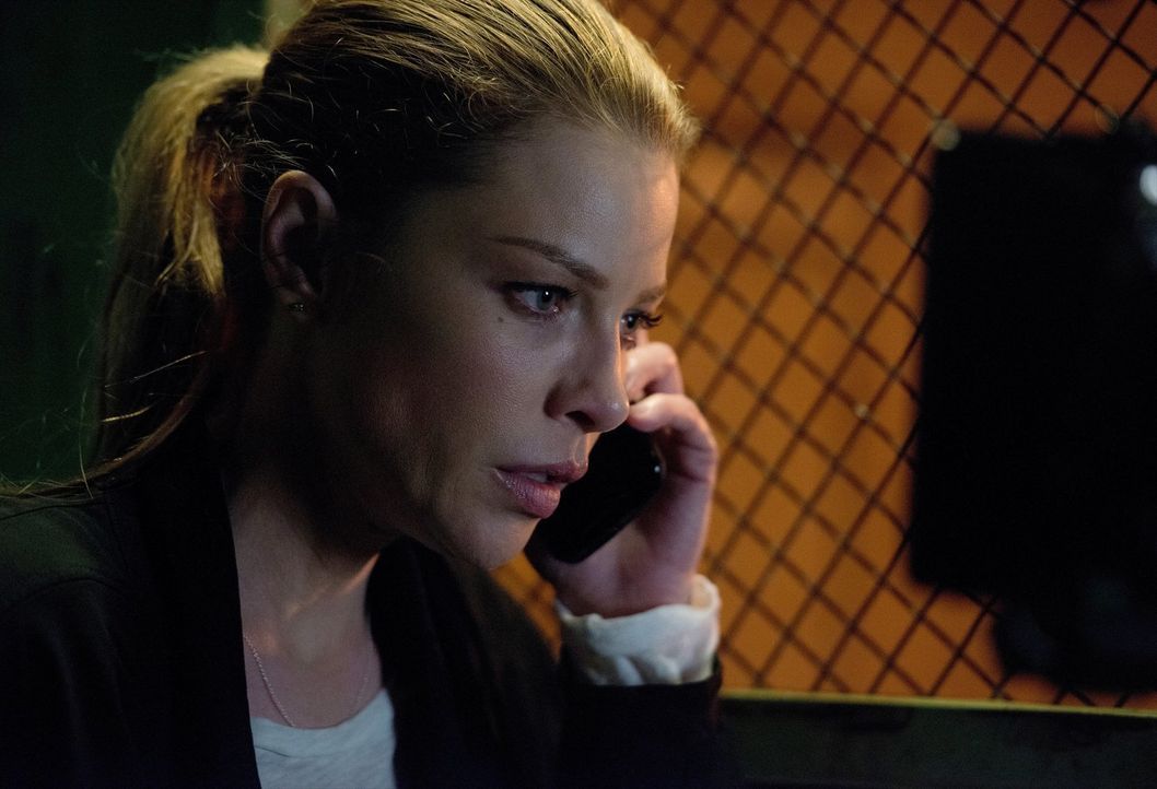 Eigentlich sollte sich Chloe (Lauren German) um einen neuen Fall kümmern, doch das seltsame Verhalten von Lucifer bringt auch sie zusehends aus der... - Bildquelle: 2016 Warner Brothers