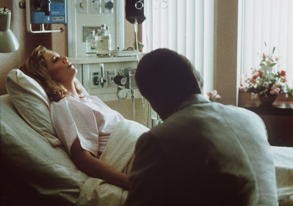 Peggy Sue (Kethleen Turner, l.) ist erleichtert, als sie in der Gegenwart wieder erwacht und ihr Mann Charlie (Nicolas Cage, r.) neben ihr sitzt ... - Bildquelle: TriStar Pictures